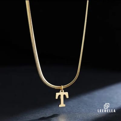 Leerella Alfabet Slang Ketting | T | Goudkleurige Gepersonaliseerde Ketting van Hoogwaardig RVS met Initialen | Elegant en Tijdloos Sieraad voor Dames | Moederdag, Valentijnsdag en Verjaardag Cadeau 41+5 cm