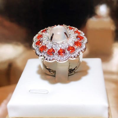 Premium natuurlijke kattenoogring ingelegd met Tsjechische diamanten. Modieuze en persoonlijke ring met kleurechte galvanische afwerking. Adjustable opening brown