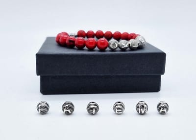 Handgemaakte Natuurstenen armband met metaal naam "Rode howliet" - Met je naam of de naam van uw geliefde- 8 mm diameter van de korrel- Diameter armband 20 cm - Een mooi cadeau voor familie en vrienden