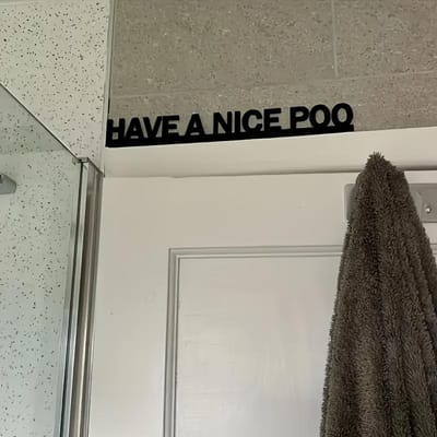 [Humoristisch Deurbord] 1 stuks Humoristisch  Have a Nice Poo  Houten Deurbord | Hoogwaardige Nep Hout Afwerking, Gemakkelijk op te hangen, Geen Batterij Nodig