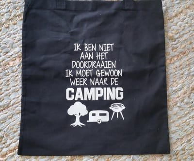 Het is een camping dingetje Je hoeft het niet te begrijpen| kussen met vulling zwart met wit 50x50 | cadeau voor papa opa vaderdag