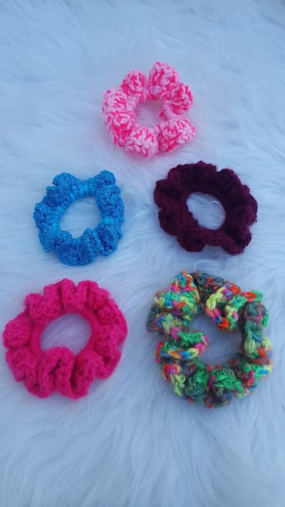 Set van 5 handgemaakte haarelastieken ( scrunchies ) gehaakt in de kleuren donkerrood, multicolor, neonroze, aquablauw glinster, roze