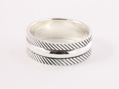 Hoogglans zilveren ring met schuine ribbels - maat 17