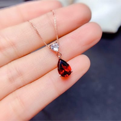 POMOiii Rose Goud Kleur Waterdruppel Rode Kleur Schat Eenvoudige Temperament Hanger Sleutelbeenketting Voor Vrouwen Bruiloft Sieraden