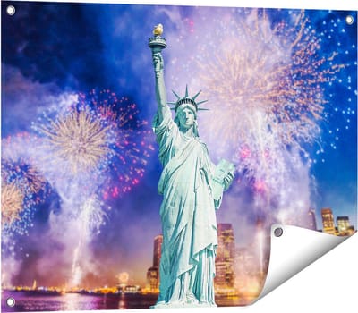 Gards Tuinposter Vrijheidsbeeld in New York met Vuurwerk - 80x60 cm - Tuindoek - Tuindecoratie - Wanddecoratie buiten - Tuinschilderij