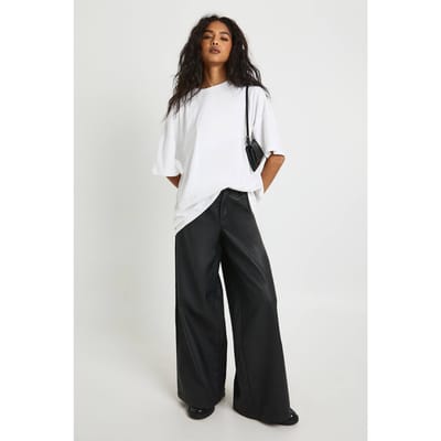 boohoo Kunstleer broek met ingesnoerde taille en wijde pijpen | Black | Maat: 16