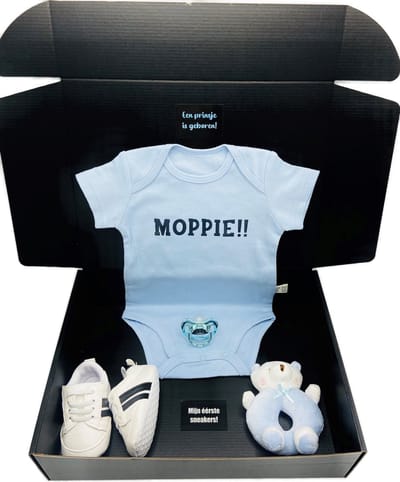 Kraamcadeau jongen - MOPPIE - romper - speen - rammelaar - baby sneakers - ook rechtstreeks versturen is mogelijk