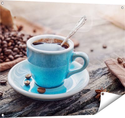 Gards Tuinposter Blauw Kopje Koffie met Koffiebonen - 100x80 cm - Tuindoek - Tuindecoratie - Wanddecoratie buiten - Tuinschilderij