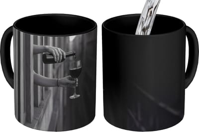 Magische Mok - Foto op Warmte Mokken - Koffiemok - Wijnfles - Glas - Handen - Raam - Magic Mok - Beker - 350 ML - Theemok