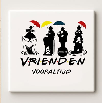 Vrienden Voor Altijd Decoratieve Keramische Tegel 15x15 cm – Kleurrijke Vriendschapstekst Wanddecoratie met Iconische Figuren