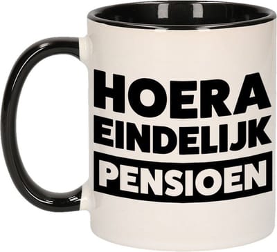 Pensioen mok / beker zwart - hoera eindelijk met pensioen - 300 ml - VUT