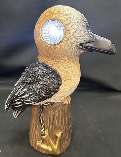 Polyresin solarlamp "meeuw op boomstam" - meerkleurig - met 2 LEDs - Staand model - hoogte 18 x 9 x 6 cm - Tuindecoratie - Tuinverlichting