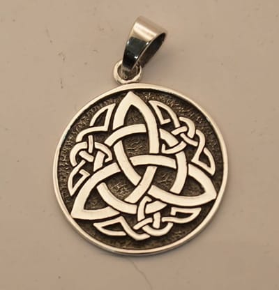 Zilveren hanger triskel met kleine knopen - triskel hanger van 925 zilver - prachtige dames en heren hanger van zilver - keltische hangers van 925 zilver - triskels pendants silber - celtic hangers - celtic pendant
