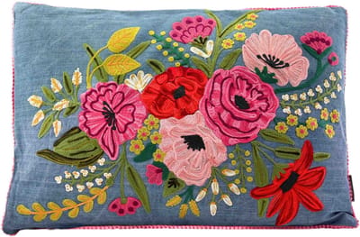 Only Natural - Sierkussen denim blauw met grote bloemen in rood, roze 60x40cm