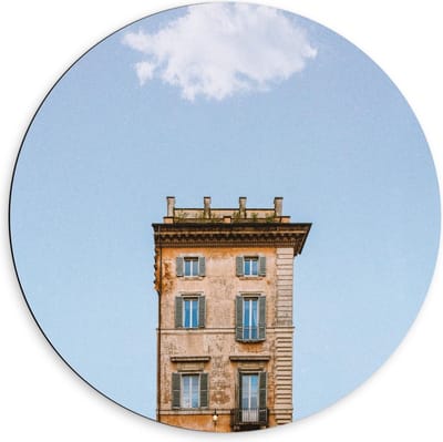 Dibond Wandcirkel - Eenzaam Flatje onder Wolkjes - 60x60cm Foto op Aluminium Wandcirkel (met ophangsysteem)
