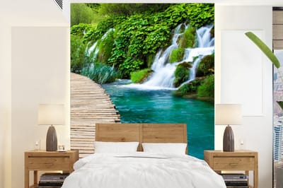 Behang - Fotobehang Brug - Water - Planten - Waterval - Groen - Breedte 195 cm x hoogte 260 cm
