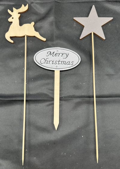 Decoratieve houten Kerst stekers "Rendier/Ster/Merry Christmas" - Set van 3 stuks - meerkleurig - hoogte incl. steker 31 cm x 8 x 1 cm/30x8x1 cm/16x9x1 cm - Woonaccessoires - Decoratieve stekers - Tuinaccessoires - Kerst accessoires
