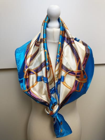 Vierkante dames sjaal Catherine fantasiemotief blauw roze paars geel ecru oranje zwart 90x90