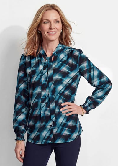 Blouse van zuivere viscose met gesmokte details - smaragd / gedess. - Gr. 20 van Goldner Fashion