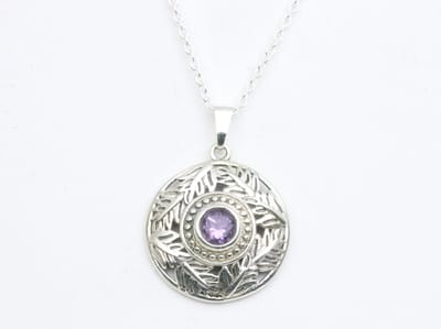 Bewerkte ronde zilveren hanger met amethist aan ketting