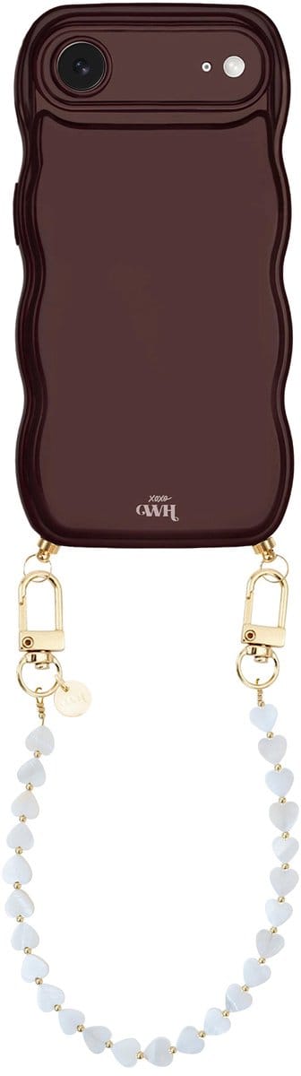 xoxo Wildhearts Glossy Wavy Cord Case Burgundy - Shell Hearts - Beige (kort koord) - Geschikt voor iPhone 17 Air - Glimmend telefoonhoesje met golven - Hoesje met koord - Hartjes ketting - kort telefoonkoord - Bordeaux rood met beige