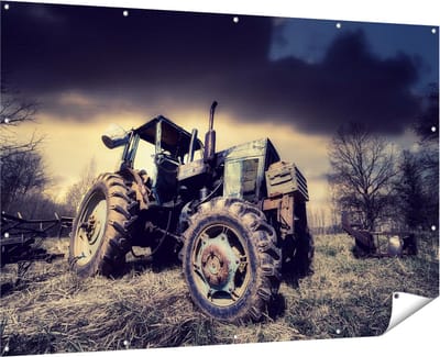 Gards Tuinposter Oude Tractor op het Grasveld - Trekker - 180x120 cm - Tuindoek - Tuindecoratie - Wanddecoratie buiten - Tuinschilderij