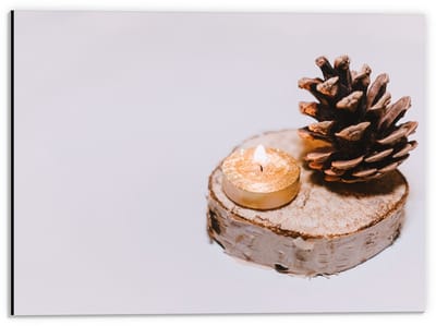 Dibond - Waxinelichtje bij Dennenappel  - 40x30cm Foto op Aluminium (Wanddecoratie van metaal)