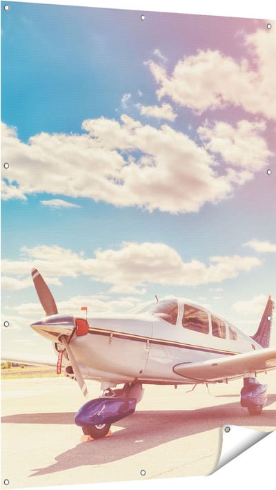 Gards Tuinposter Gelande Vliegtuig op de Luchthaven - 100x150 cm - Tuindoek - Tuindecoratie - Wanddecoratie buiten - Tuinschilderij
