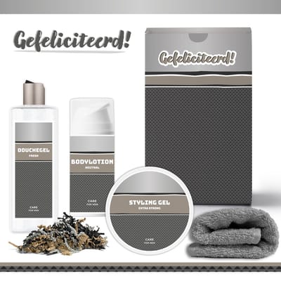 Geschenkset "Gefeliciteerd!" - 4 Producten - 650 Gram - Triomf Cosmetica | Giftset voor hem Luxe cadeaubox man Douchegel Bodylotion Styling Gel Verjaardag Vader Vriend Collega Wellness Pakket Cadeaudoos Geslaagd Diploma Rijbewijs Antraciet Zilver