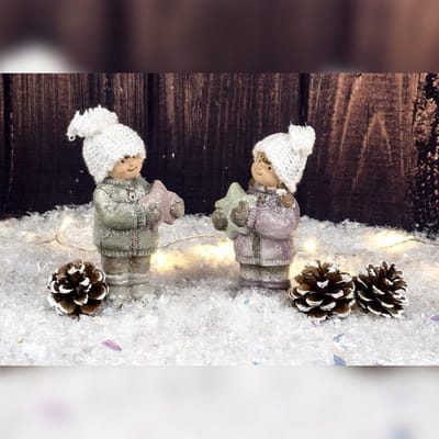 Set van 2 Winterkind Beeldjes – 15 cm Hoog | Decoratieve Figuren voor Kerst & Winterinterieur