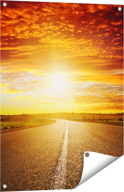 Gards Tuinposter Zonsondergang Over de Weg met een Rode Lucht - 60x80 cm - Tuindoek - Tuindecoratie - Wanddecoratie buiten - Tuinschilderij