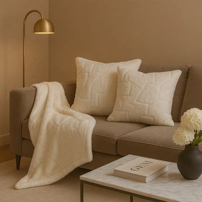 CUHOC Imitatie Bont Plaid 130x160 cm met 2 Sierkussens – Zacht Polyester – Luxe Kussen en Plaid Set voor Bank of Fauteuil – Woondecoratie - Zandkleur - BeigeTaupe - Warm Creme