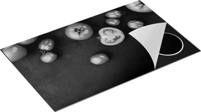 Chefcare Inductie Beschermer Tomaten op Zwarte Marmer - Zwart Wit - 85x52 cm - Afdekplaat Inductie - Kookplaat Beschermer - Inductie Mat