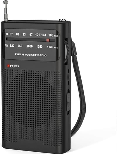 KZQ Zwarte transistorradio op batterijen – Draagbare AM/FM-zakradio met krachtige luidspreker – Stabiele ontvangst voor nieuws, sport en muziek – Compact en discreet voor dagelijks gebruik – Noodradio voor onderweg – Werkt op 2 AA-batterijen – Zwart