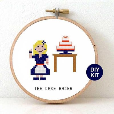 Taarten bakster borduurpakket. DIY kado voor haar bakker borduren. inclusief houten borduurring en DMC garen