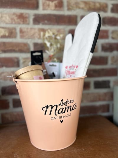 Creaties van hier - Cadeaupakket Zinken emmer mama met ovenhandschoen/flessenhouder/winegum/zeep in doosje/theeglas/geurblokjes/sleutelhanger
