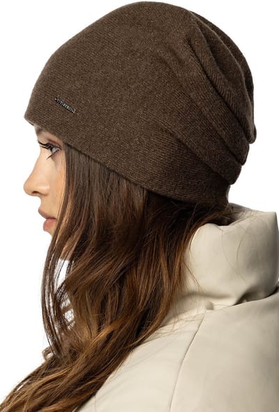 Vivisence Dames Wintermuts - Wolmix Met Zachte Binnenvoering Drie Plooitjes Achter Elastische Pasvorm Decoratief Logoplaatje - Aangenaam Warm en Comfortabel voor Dagelijks Gebruik en Elegante Look - Bruin