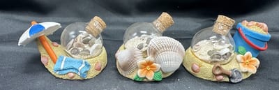 Decoratieve beeldjes "Schelpjes in fles" - Set van 3 stuks - meerkleurig - hoogte 5 x 8 x 6 cm - polyresin - Woonaccessoires - Decoratieve beelden
