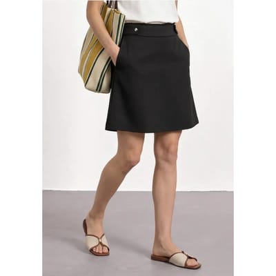 Knielange rok met knoopdetails