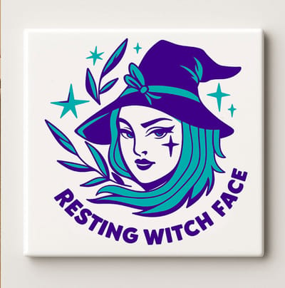 Resting Witch Face Keramische Tegel 15x15cm – Grappig Halloween Heks Ontwerp – Griezelige Vrouwelijke Muurdecoratie voor Huis of Kantoor