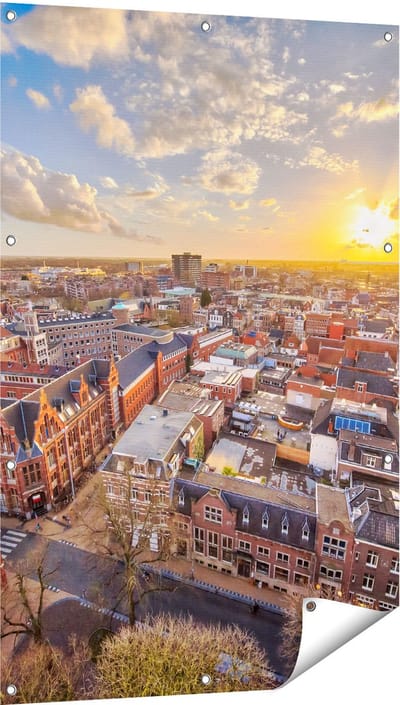 Gards Tuinposter Groningen Stad bij Zonsondergang - 80x120 cm - Tuindoek - Tuindecoratie - Wanddecoratie buiten - Tuinschilderij