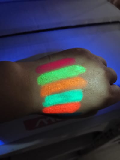 6 stuks Halloween Glow Pop In Dark Gezicht Black Light Verf UV Neon Gezicht Lichaamsverf Krijt Kit Fluorescerende Make-up Marker Kerstmis