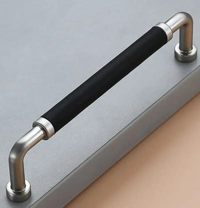MSQDESIGN- LUXE Leer Handgreep zwart zilver 128mm - Leer Handgreep zwart- Leer Deurgreep zwartvoor kasten - Kastgreep zwart- Leer Handgreep zwart- Meubelgreep zwart - Leer Meubelknoppen zwart- Meubelbeslag zwart- Leer Deurgreep zwart