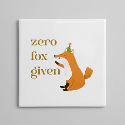 Keramische Tegel “Zero Fox Given” met Grappige Vos Illustratie – Humoristische Decoratieve Wandtegel – 15 x 15 cm
