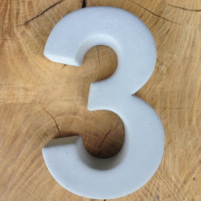 betonnen huisnummer 3