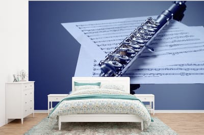 Behang - Fotobehang Dwarsfluit met kleppen op bladmuziek - Breedte 375 cm x hoogte 280 cm