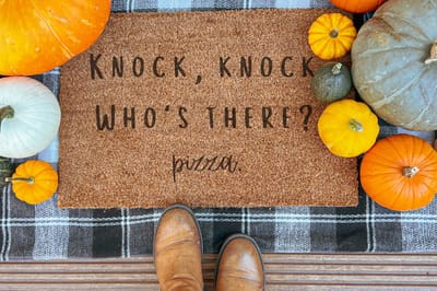 Knock Knock Who Is There | 60x40 cm | Nieuwe huis cadeau | Ingangsmat | Deurmat met stijl | Verhuizing cadeau | Praktisch & trendy | Perfect voor binnenkomst | Cadeau voor nieuwe woning