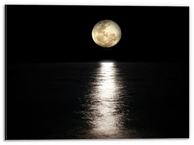 Dibond - Maan boven Water - 40x30cm Foto op Aluminium (Met Ophangsysteem)