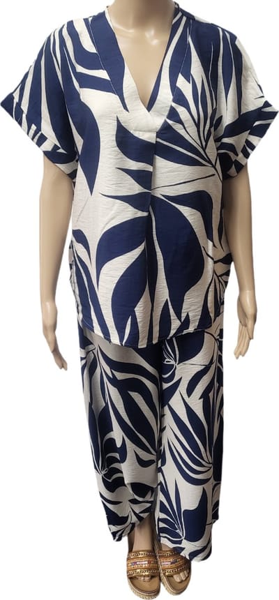 Dames - Zomerset - Broek Wide Leg - Shirt Korte mouwen - Los Vallend - Getailleerd - Merk Bella Sirena - KleurMarineblauw/Creme Bladeren Print - Maat M/L 38-40