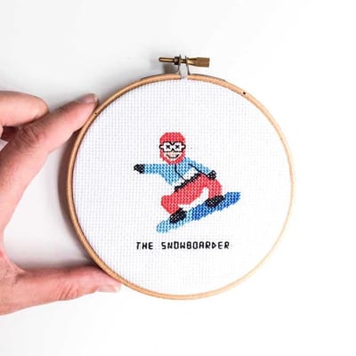 Manlijke Borduurpakket snowboarder | Eenvoudig borduurpakket voor beginners | Wintervakantie souvenir maken | DIY kado voor snowboarder  | Borduurpakket inclusief borduurring, DMC borduurgaren, Aida borduurstof, borduurnaald en instructies